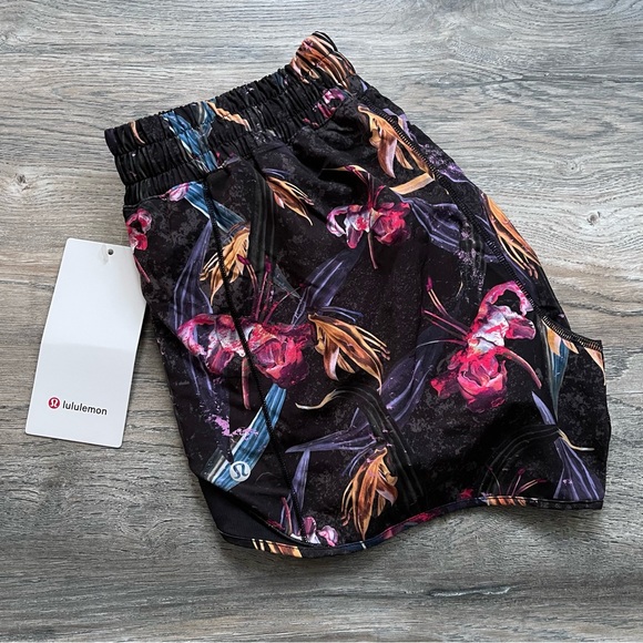 Lululemon Black Watercolor Hotty Hot Lululemon Shorts size 8 Women New with Tags - Picture 13 of 15